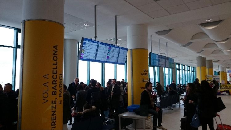 In aeroporto Bari, nessun ha fermato uomo senza biglietto
