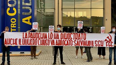 Striscione davanti al Lingotto di Torino, 'va abrogato' Striscione davanti al Lingotto di Torino, 'va abrogato'
