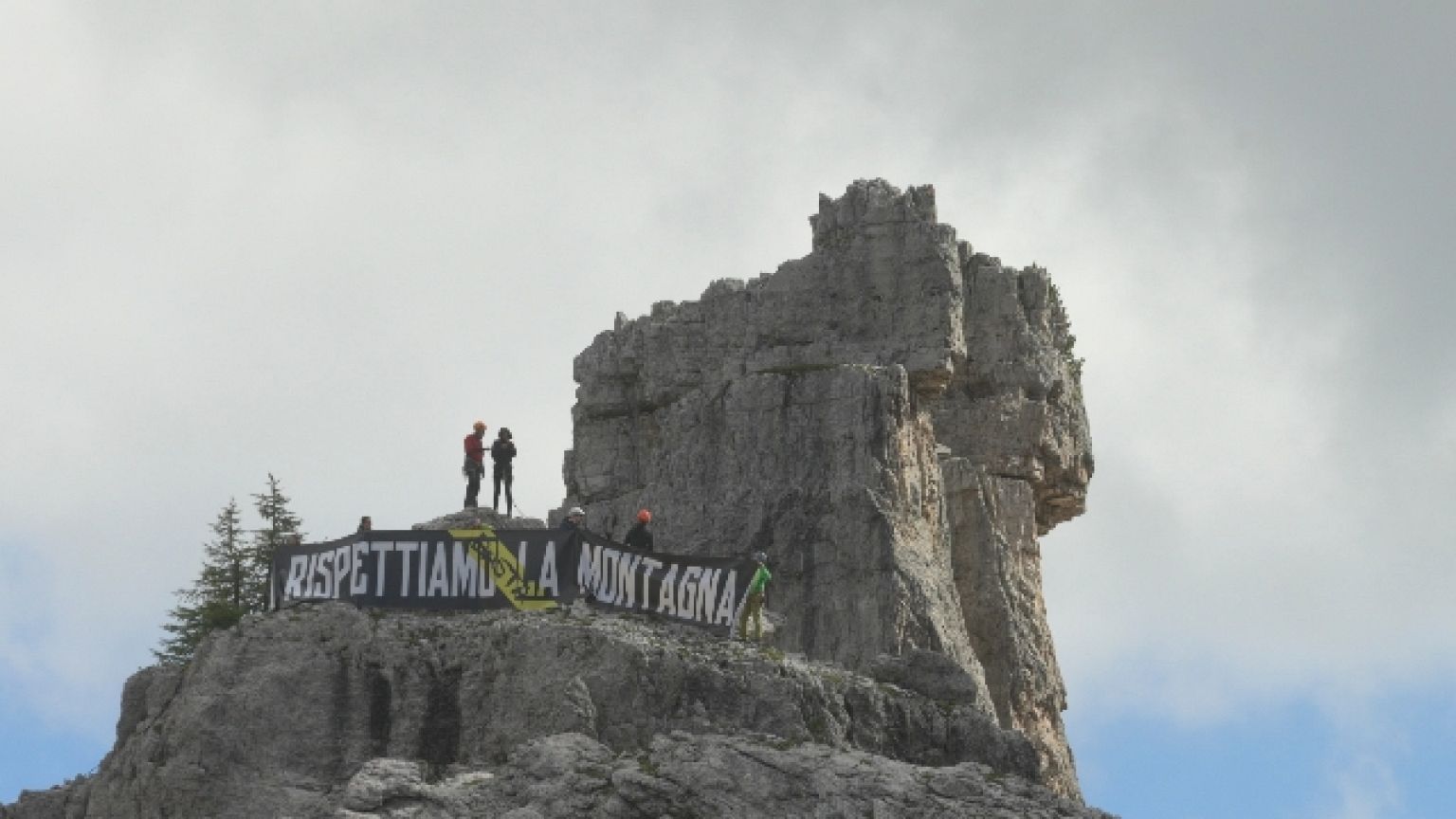 All'opera dieci cordate, striscione 'rispettiamo le montagne'