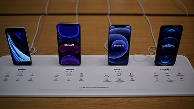 Samsung overtakes Apple in smartphone shipments as Xiaomi closes in Samsung overtakes Apple in smartphone shipments as Xiaomi closes in
