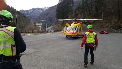 Scivolato in un dirupo in Valtellina durante uscita di servizio Scivolato in un dirupo in Valtellina durante uscita di servizio