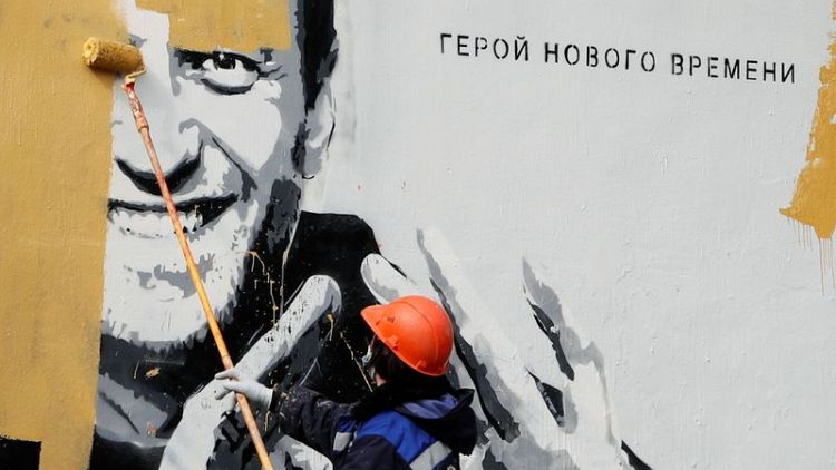 Crítico del Kremlin Navalny, desafiante pero demacrado luego de huelga de hambre