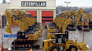 Caterpillar destaca riesgos en cadena de suministro mientras recuperación global impulsa sus ganancias