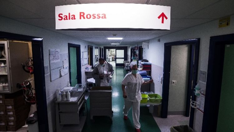 Pazienti in terapia intensiva salgono a 13, quarantene in calo