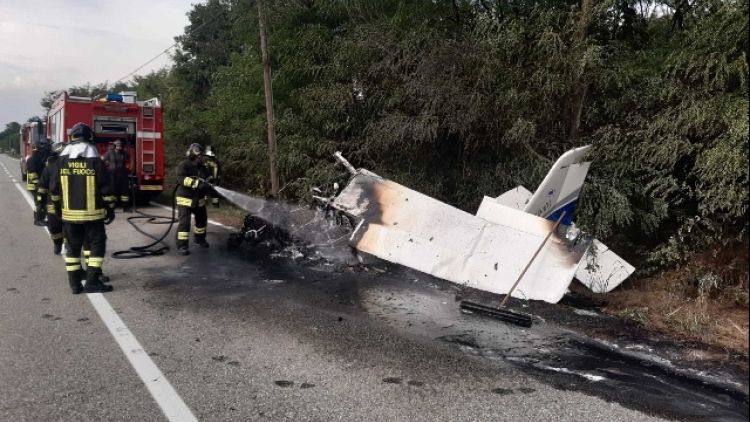 L'incidente nel Torinese. Il velivolo è caduto sulla strada