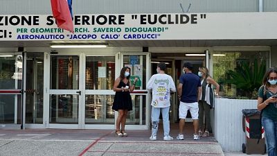 All'Euclide-Caracciolo.Da domani Dad fino al 24, poi in presenza All'Euclide-Caracciolo.Da domani Dad fino al 24, poi in presenza