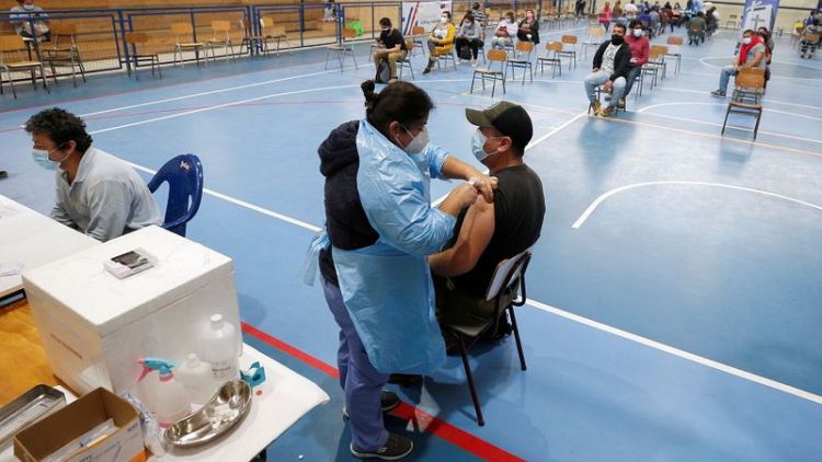 Chile evalúa "carnet verde" para vacunados contra COVID-19; espera motive a personas más jóvenes