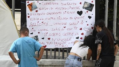 Affisso fuori dalla chiesa da due amici, lui assente