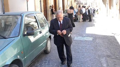 Ha 87 anni ed è malato. Legale, siamo molto delusi Ha 87 anni ed è malato. Legale, siamo molto delusi