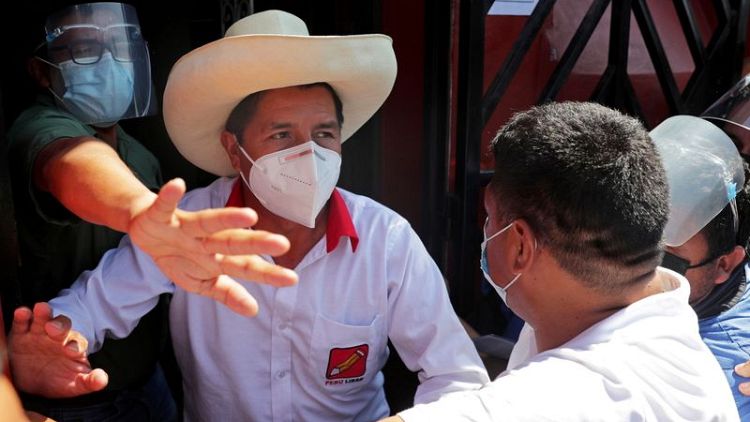 Candidato de izquierda peruano es llevado a clínica por problemas respiratorios
