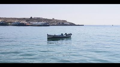 Donna col figlio e 4 uomini arrivati in spiaggia Domus de Maria
