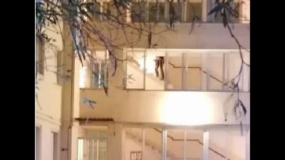 Testimoni hanno udito urla e visto fuggire uomo con un coltello