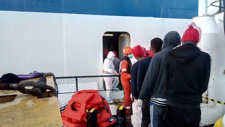 I 125 profughi sono ancora a bordo