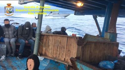 Un centinaio a bordo su natanti intercettati dal Roan Gdf Un centinaio a bordo su natanti intercettati dal Roan Gdf