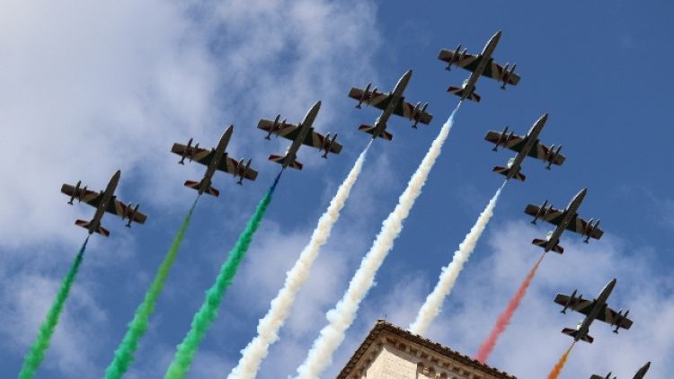 Bandiera tricolore nel cielo per celebrazioni patrono d'Italia