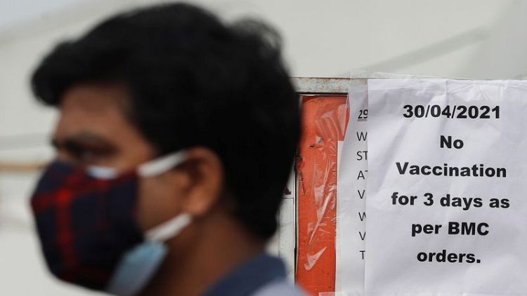Los centros de vacunación cierran en Bombay mientras India registra otro récord de COVID