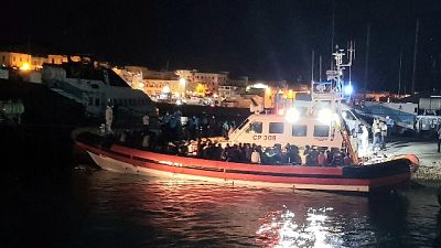 Dopo i 433 approdati ieri con 15 imbarcazioni Dopo i 433 approdati ieri con 15 imbarcazioni