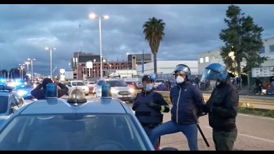 Polizia in tenuta antisommossa per gestire situazione