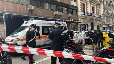 Sul posto, in via Davanzati, una ambulanza del 118 e pattuglie