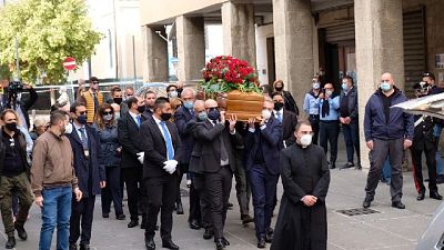 Gente in coda per l'ultimo saluto, nel pomeriggio i funerali Gente in coda per l'ultimo saluto, nel pomeriggio i funerali