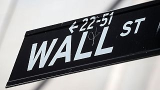 Wall Street abre a la baja, se encamina a cerrar semana con ganancias