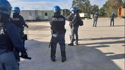 Protesta migranti "zona rossa", divelti cancelli e inferriate Protesta migranti "zona rossa", divelti cancelli e inferriate