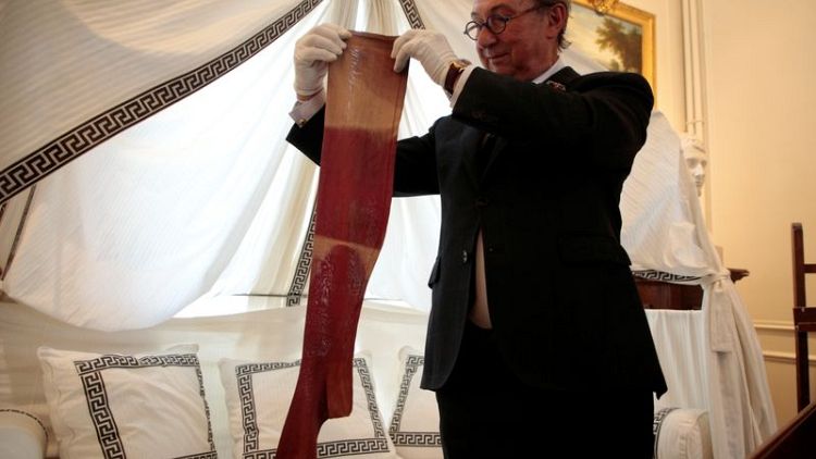جورب وقطعة قماش ملطخة بدم نابليون في مزاد بمناسبة مرور 200 عام على  وفاته