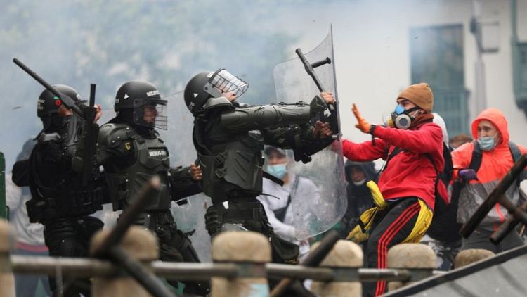 Gobierno de Colombia envía más efectivos de policía y ejército a Cali para controlar disturbios