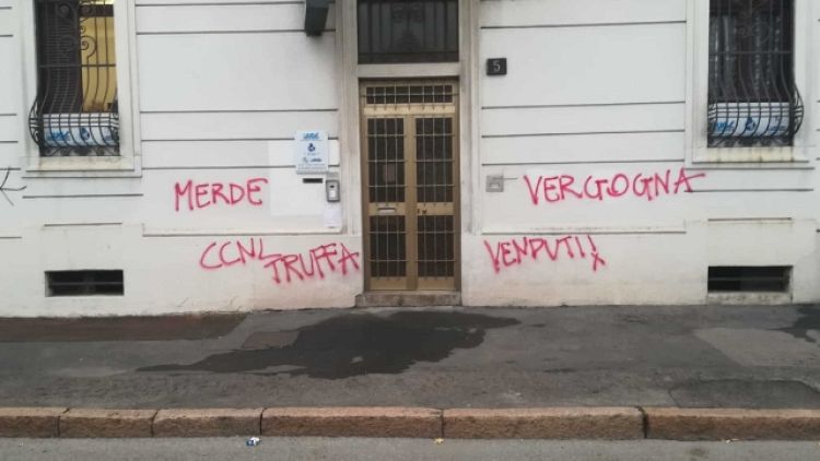 Vandalismo a Milano dopo quello a Bologna e Torino