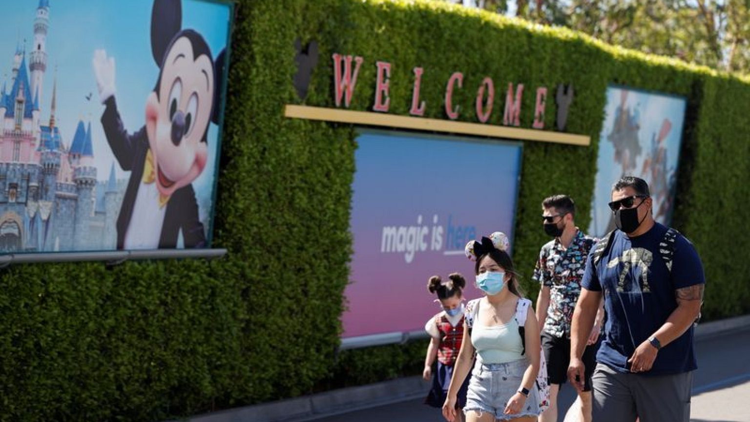 Disneyland reabre sus puertas en California, pero Mickey Mouse no abraza a los visitantes