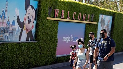 Disneyland reabre sus puertas en California, pero Mickey Mouse no abraza a los visitantes Disneyland reabre sus puertas en California, pero Mickey Mouse no abraza a los visitantes