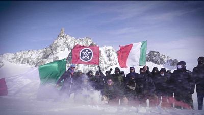 Alpinisti tracciano scritta 'Italia' su zona contesa Alpinisti tracciano scritta 'Italia' su zona contesa