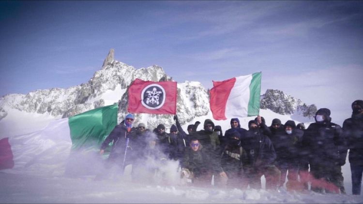 Alpinisti tracciano scritta 'Italia' su zona contesa