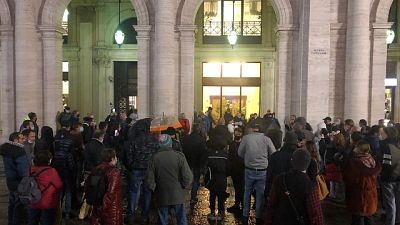 Non autorizzata.Tra manifestanti no mask e lavoratori spettacolo Non autorizzata.Tra manifestanti no mask e lavoratori spettacolo