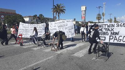 Manifestazione sul lungomare di esercenti delusi da norme limite Manifestazione sul lungomare di esercenti delusi da norme limite