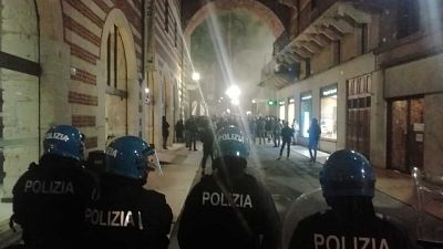 Petardi contro agenti durante corteo contro Governo Petardi contro agenti durante corteo contro Governo