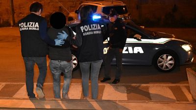 In manette ragazzi tra i 18 e i 20 anni In manette ragazzi tra i 18 e i 20 anni