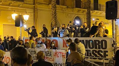 Dal palco medico negazionista, le mascherine non servono a nulla Dal palco medico negazionista, le mascherine non servono a nulla