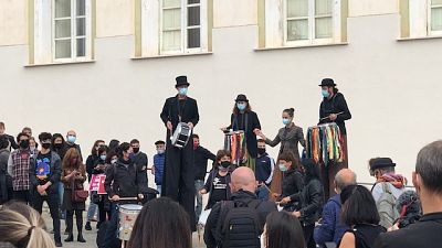 Performance di protesta con tamburi e trampolieri Performance di protesta con tamburi e trampolieri