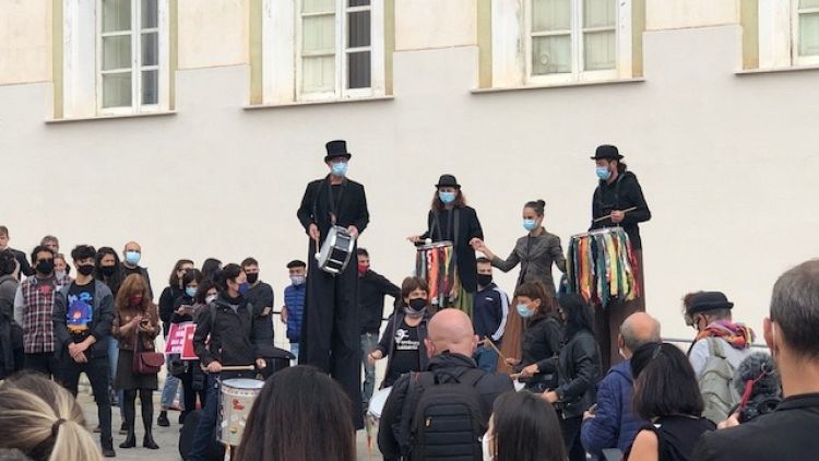 Performance di protesta con tamburi e trampolieri