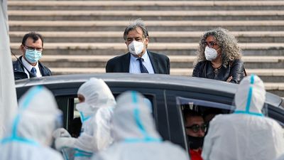 Aumenta pressione su ospedali, stallo su ordinanza riaperture Aumenta pressione su ospedali, stallo su ordinanza riaperture