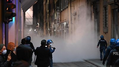 Dieci feriti lievi tra le forze dell'ordine Dieci feriti lievi tra le forze dell'ordine