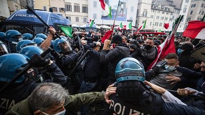 Manifestanti si spostano da piazza, tensione con forze ordine Manifestanti si spostano da piazza, tensione con forze ordine