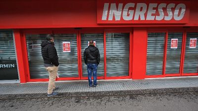Nelle tabaccherie e nei bar, assembramenti per giocare Nelle tabaccherie e nei bar, assembramenti per giocare