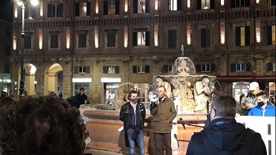 Un centinaio in piazza contro chiusure, commercianti si smarcano Un centinaio in piazza contro chiusure, commercianti si smarcano