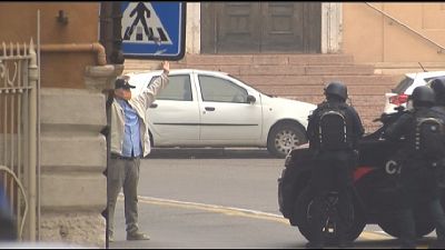 Reazione dopo contrasto con muratori, centro città 'blindato' Reazione dopo contrasto con muratori, centro città 'blindato'