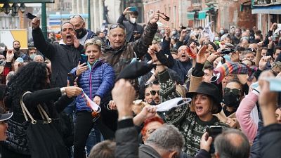 In 400 protestano a Rialto contro nuove chiusure anti-Covid In 400 protestano a Rialto contro nuove chiusure anti-Covid