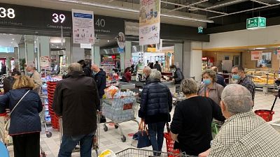.Carrelli pieni all'Ipercoop di Parco Dora e al Carrefour centro .Carrelli pieni all'Ipercoop di Parco Dora e al Carrefour centro