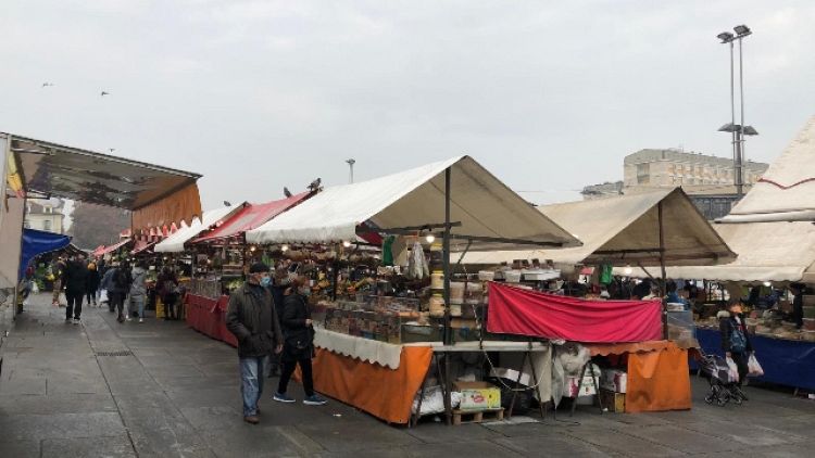 Al mercato sembra giorno qualunque, assembramenti in via Milano