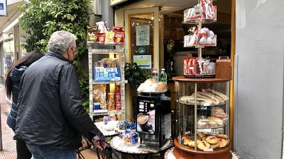 Bar e ristoranti si organizzano, clienti attendono fuori Bar e ristoranti si organizzano, clienti attendono fuori